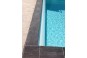 La coque de cette piscine intègre une loge pour installer un volet de sécurité immergé