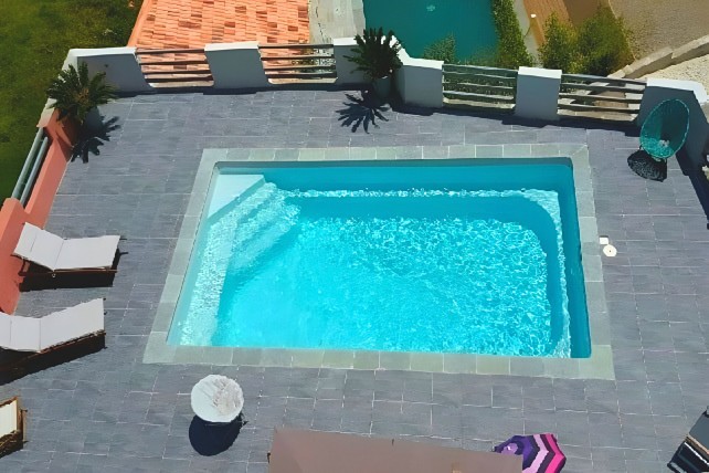 Comores piscine rectangulaire coque polyester